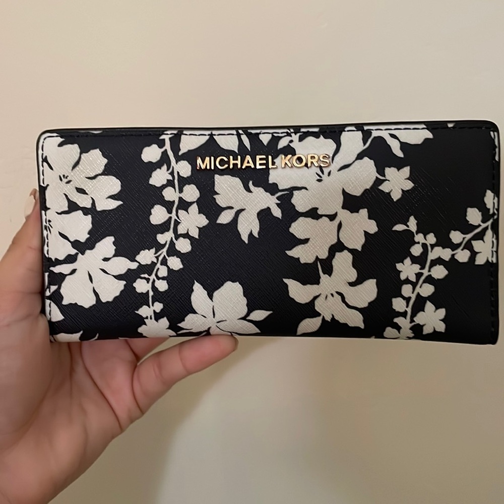 Michael Kors Wallet-zipper tap missing- it still works to zip up and down.